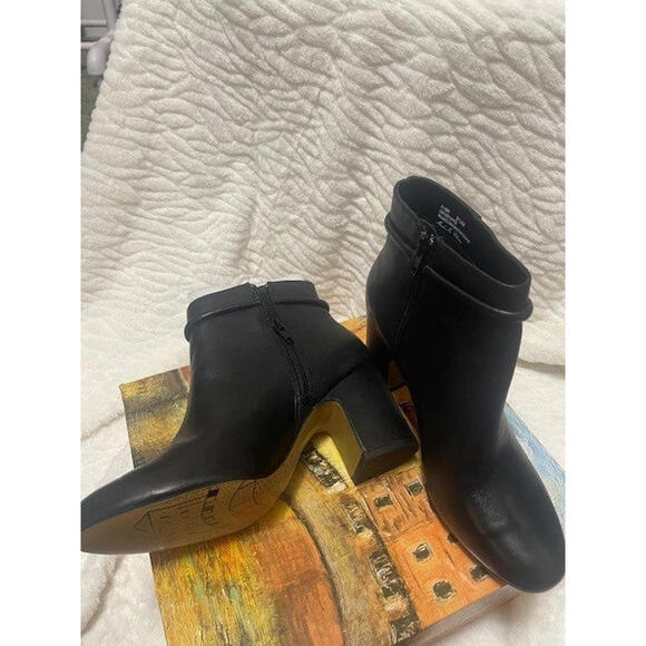 Size 9.5 Bella Vita Diaz - black bootie - NWT - RETAILS $125 - Picture 2 of 5
